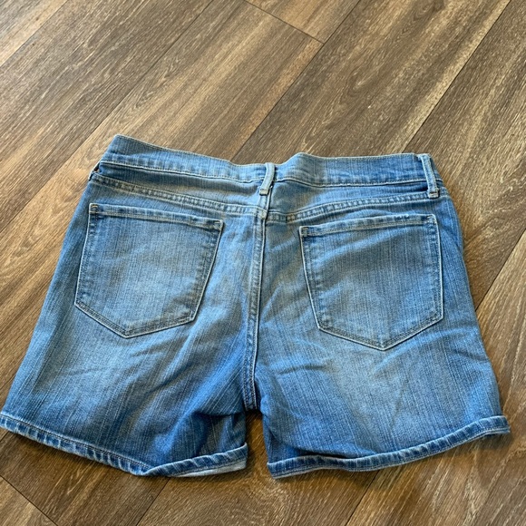 Old Navy shorts size 6, boyfriend fit. Great condition - Picture 2 of 3
